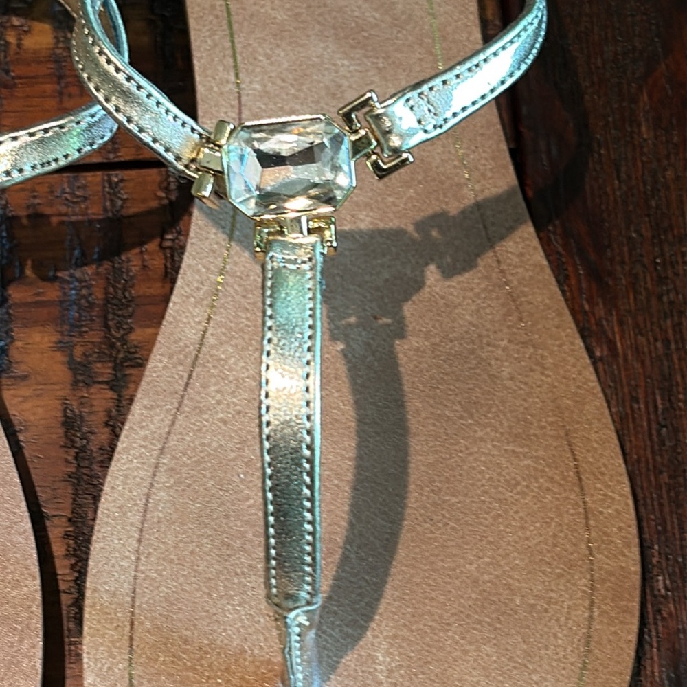 Kelly & Katie ~ Gold metallic t strap Sandals large Rhinestone Women’s Size 7 - Picture 3 of 5